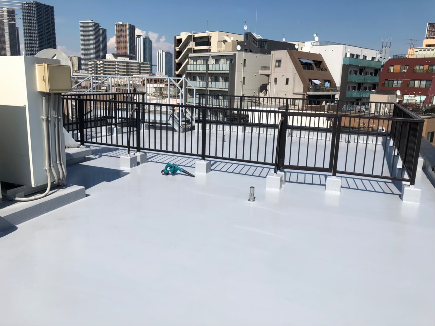 川崎市木月にて屋上防水・手摺り固定工事〈ウレタン防水〉の施工後写真